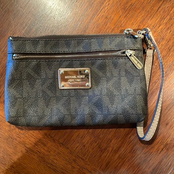 Michael Kors Wallet. Outer zipper. Card holder built inside. Small strap - Picture 1 of 4